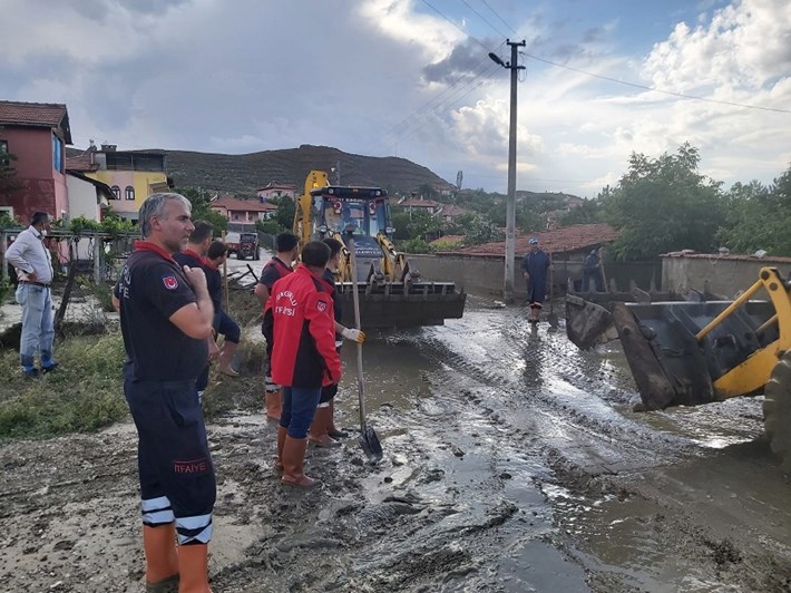 SUNGURLU'DA SEL SONRASI TEMİZLİK ÇALIŞMALARI BAŞLADI