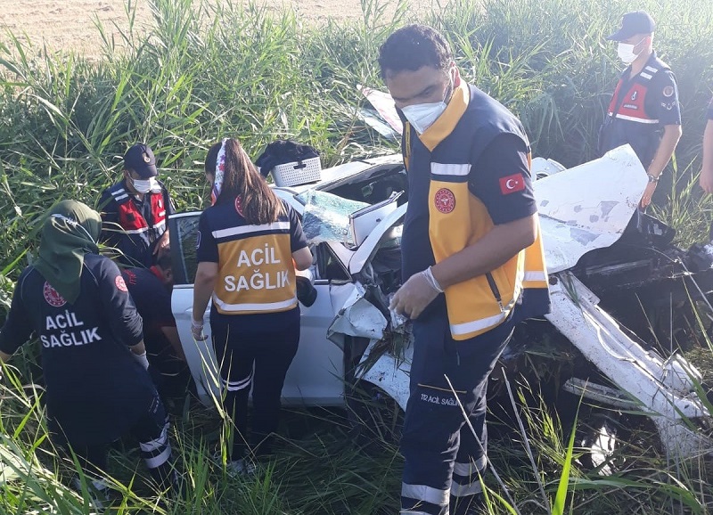 TAKLA ATAN OTOMOBİL ŞARAMPOLE DEVRİLDİ: 3 YARALI