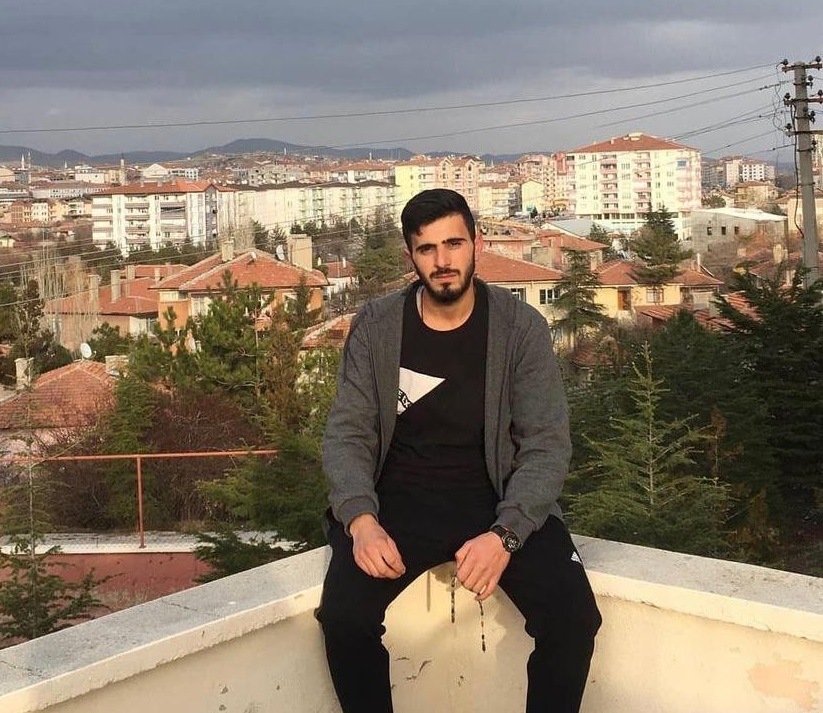 DEVRİLEN TRAKTÖRÜN ALTINDA KALAN GENÇ HAYATINI KAYBETTİ