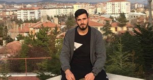 Devrilen traktörün altında can verdi
