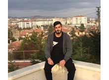 Devrilen traktörün altında can verdi