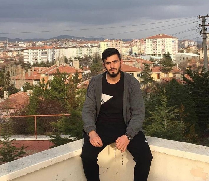 DEVRİLEN TRAKTÖRÜN ALTINDA KALAN GENÇ HAYATINI KAYBETTİ