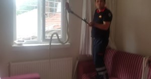 Eve giren yılanı itfaiye yakaladı