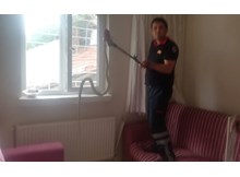 Eve giren yılanı itfaiye yakaladı