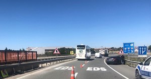 Otomobil çelik bariyere çarptı: 2 yaralı