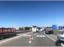 Otomobil çelik bariyere çarptı: 2 yaralı