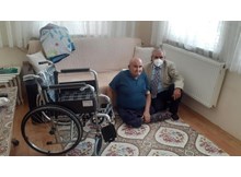 Bektaş’tan diyaliz hastasına tekerlekli sandalye