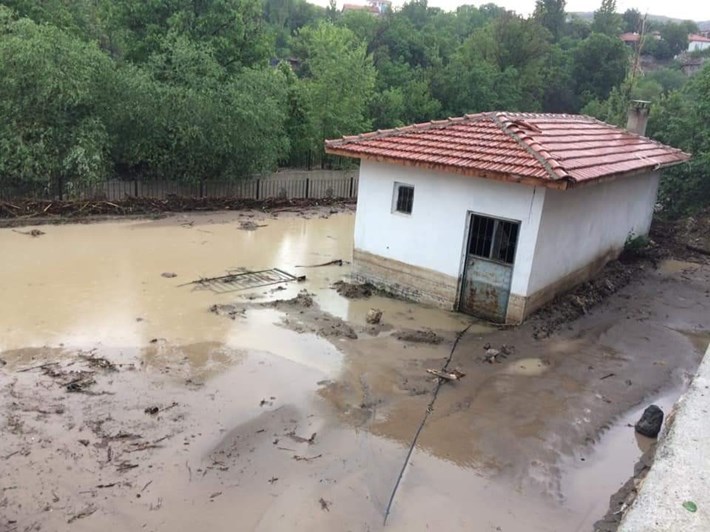 BOĞAZKALE'Yİ YAĞIŞ VURDU, TARIM ARAZİLERİ SULAR ALTINDA KALDI ŞİDDETLİ YAĞIŞ NEDENİYLE SELE KAPILAN BİR TRAKTÖR SÜRÜKLENDİ