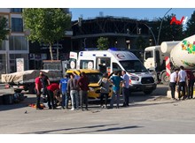 Ticari taksi ile motosiklet çarpıştı