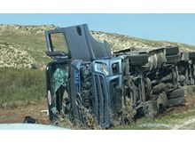 Tavuk yüklü tır devrildi