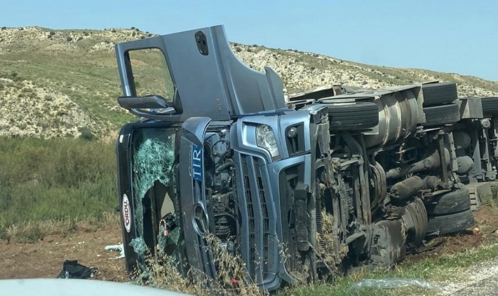 SUNGURLU'DA TAVUK YÜKLÜ TIR DEVRİLDİ