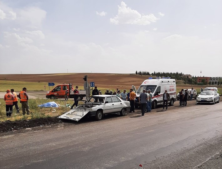 KIRIKKALE'DE İKİ OTOMOBİL ÇARPIŞTI: 1 ÖLÜ, 2 YARALI