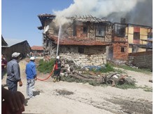 İskilip’te çıkan yangında 3 ev yandı