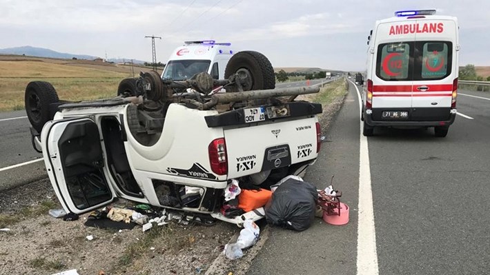 KAMYONET ŞARAMPOLE DEVRİLDİ, BİR AİLE ÖLÜMDEN DÖNDÜ: 4 YARALI