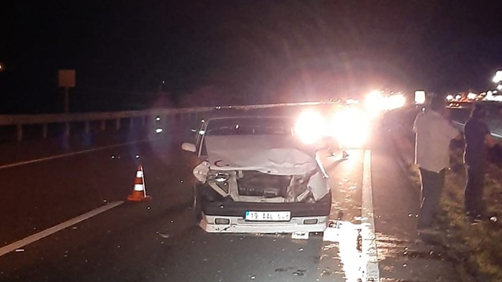 KAMYONET İLE OTOMOBİL ÇARPIŞTI: 4 YARALI