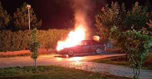 Park halindeki otomobil alev alev yandı