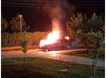 Park halindeki otomobil alev alev yandı