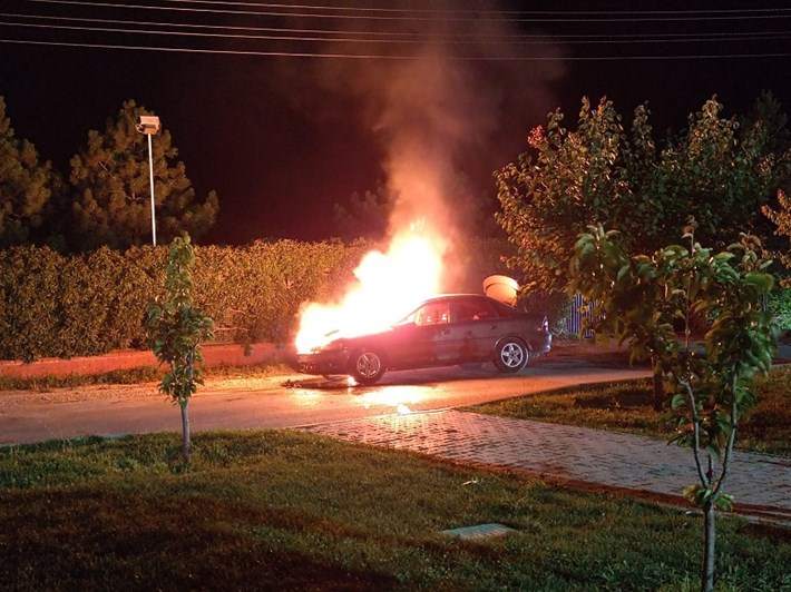PARK HALİNDEKİ OTOMOBİL ALEV ALEV YANDI HORTUMLA SU SIKARAK ALEVLERE MÜDAHALE ETMEYE ÇALIŞTILAR ARAÇTA BÜYÜK ÇAPTA MADDİ HASAR MEYDANA GELDİ