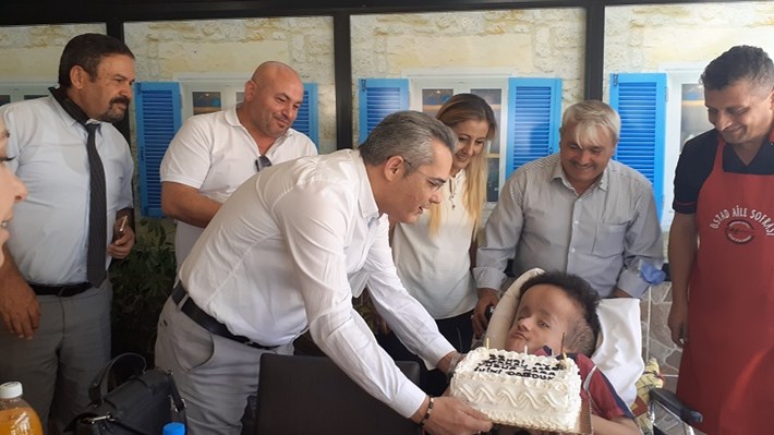 HİDROSEFALİ HASTASI BERKAY'A SÜRPRİZ DOĞUM GÜNÜ KUTLAMASI
