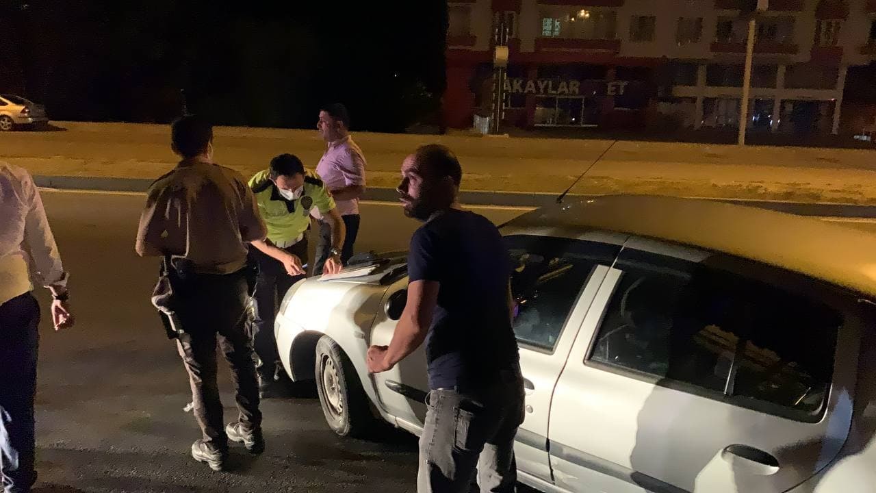 KÖPEĞE ÇARPMAMAK İÇİN MANEVRA YAPICA KALDIRIMA ÇARPTI: 4 YARALI