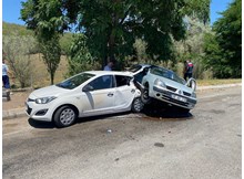 Park halindeki otomobile arkadan çarptı