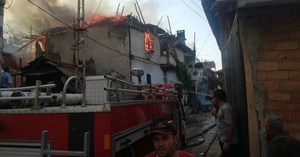 6 ev, samanlık ve traktör yandı