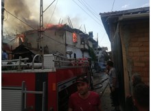 6 ev, samanlık ve traktör yandı