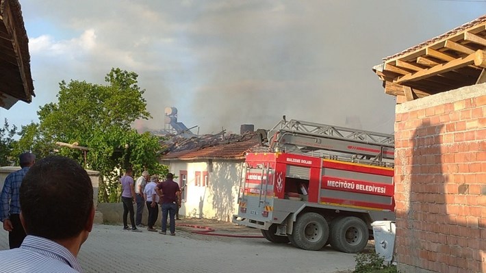 ÇORUM'DA YANGIN 1 EV VE SAMANLIK YANDI
