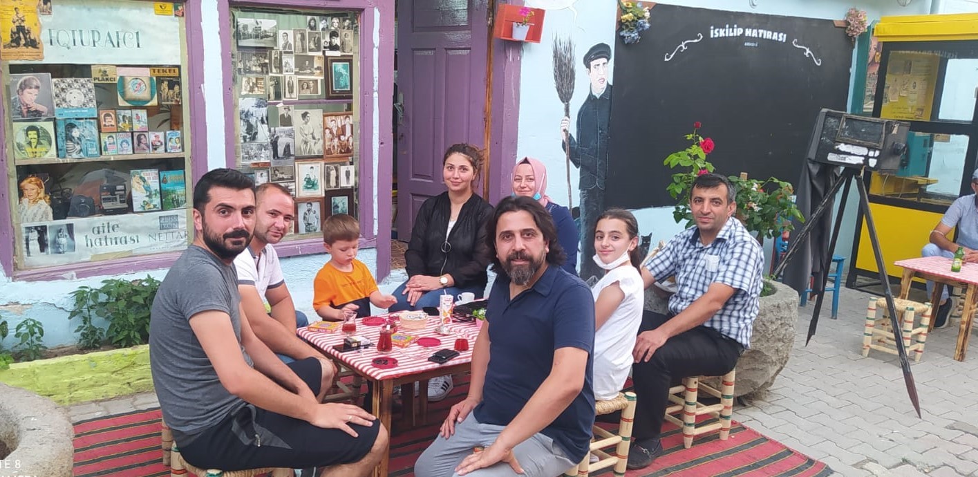 BU SOKAK TARİH KOKUYOR İSKİLİP İLÇESİNDE OLUŞTURULAN NOSTALJİK SOKAK, ZİYARETÇİLERİNİ ADETA TARİHTE YOLCULUK YAPTIRIYOR