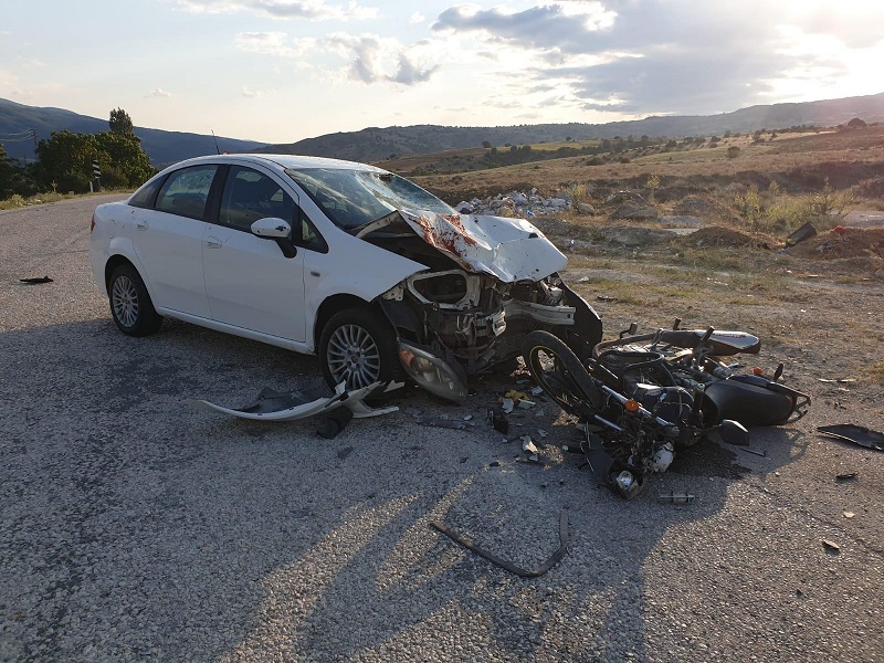 ÇORUM'DA OTOMOBİL İLE MOTOSİKLET ÇARPIŞTI: 2 YARALI