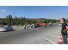 Otomobil hurdaya döndü, traktör ikiye bölündü