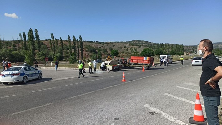 ÇORUM'DA TRAFİK KAZASI: 1 ÖLÜ, 4 YARALI KAZADA OTOMOBİL HURDAYA DÖNERKEN TRAKTÖR İKİYE BÖLÜNDÜ
