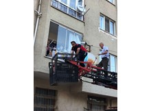 Başı balkon demirlerine sıkışan çocuğu itfaiye kurtardı