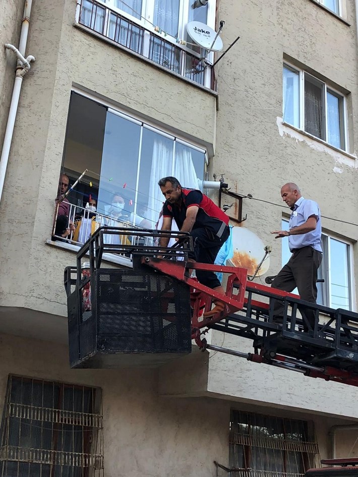 BAŞI BALKON DEMİRLERİNE SIKIŞAN ÇOCUĞU İTFAİYE KURTARDI