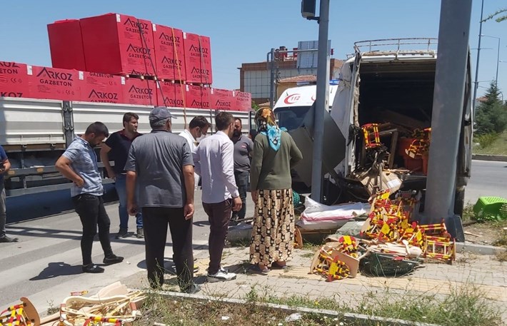 SUNGURLU'DA TIR İLE MİNİBÜS ÇARPIŞTI