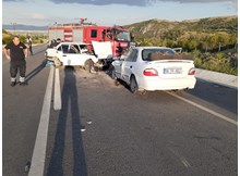 Araçlar kafa kafaya çarpıştı: 5 yaralı