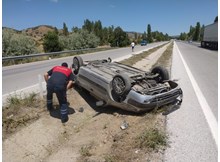Otomobil orta refüje devrildi
