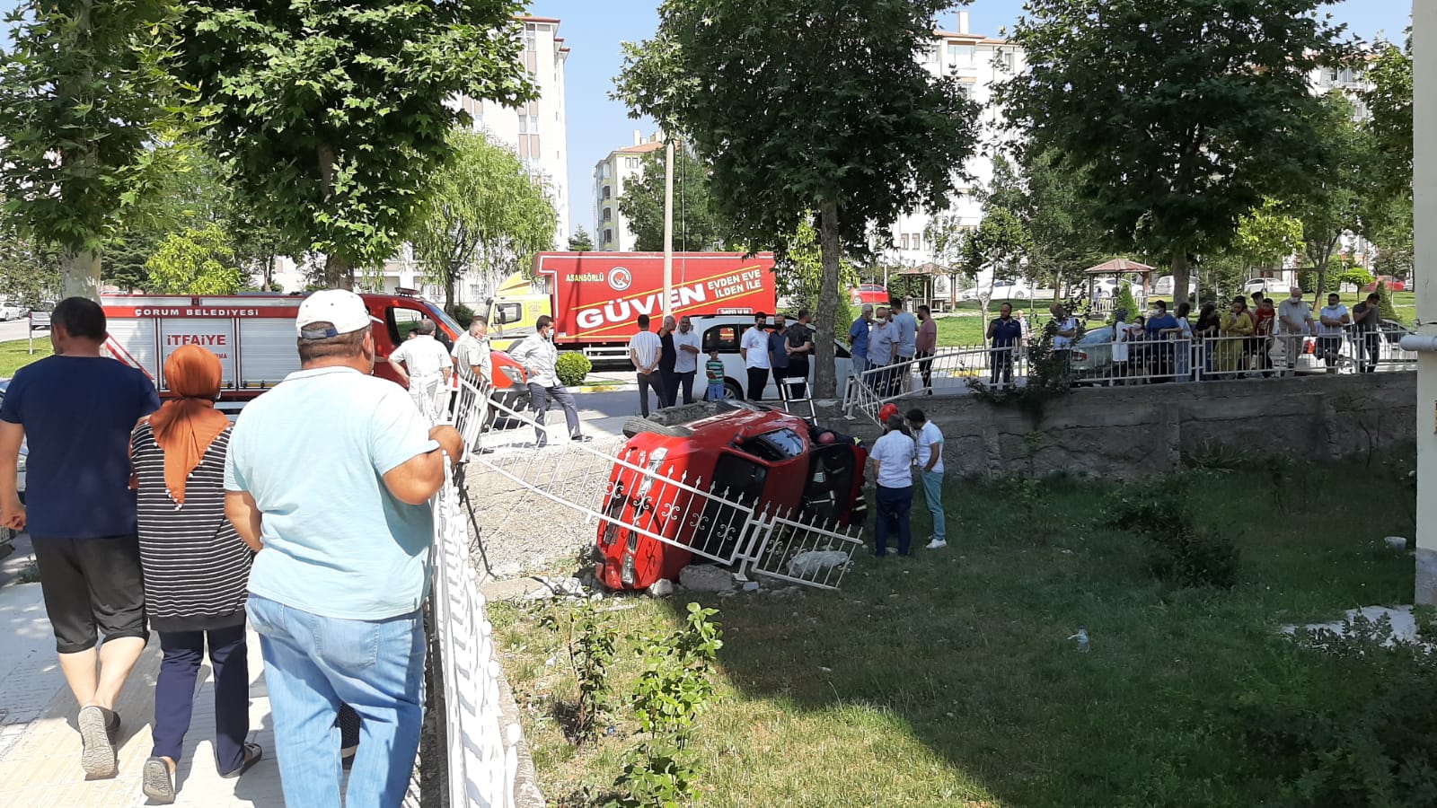 otomobil bahçeye uçtu (2)