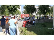 Otomobil bahçeye uçtu: 1 yaralı