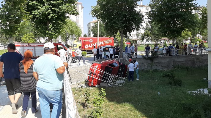otomobil bahçeye uçtu (2)