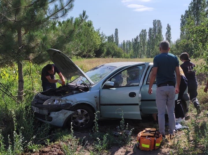 OTOMOBİL TARLAYA UÇTU: 2 YARALI