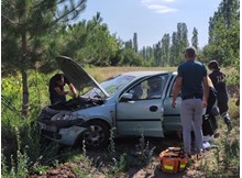 Otomobil tarlaya uçtu