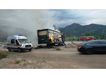 Tekstil ve kozmetik ürünleri yüklü tır yandı