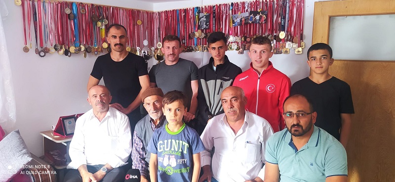 MADALYA KOLEKSİYONCUSU AİLE BU AİLE TÜRKİYE ŞAMPİYONLARI YETİŞTİRİYOR BAŞARILI SPORCULARIN HEDEFİ DÜNYA ŞAMPİYONLUĞU