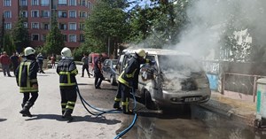 Park halindeki ticari araç alev alev yandı
