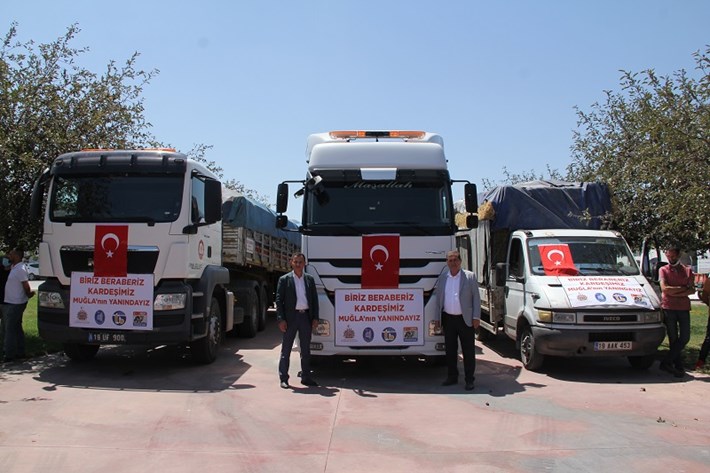 YANGIN MAĞDURU BESİCİLER İÇİN ÇORUMLULAR SEFERBER OLDU VALİLİK ÖNCÜLÜĞÜNDE BAŞLATILAN KAMPANYA KAPSAMINDA TOPLANAN 176 TON YEM MUĞLA'YA GÖNDERİLDİ