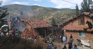 Köyde yangın çıktı, 3 evde hasar var