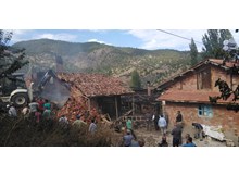 Köyde yangın çıktı, 3 evde hasar var