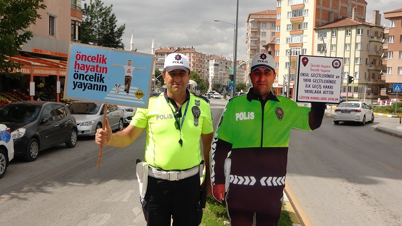 OKUL ÖNLERİNDE "MAKET POLİSLE" ÖNLEM TRAFİK ŞUBE MÜDÜRÜ BÜNYAMİN DEMİR, "AMACIMIZ ÇOCUKLARIMIZIN, YAYALARIN GÜVENLİĞİNİ EN ÜST SEVİYEYE ÇIKARMAK"