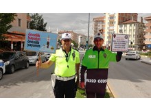 Okul önlerinde “maket polisle” önlem